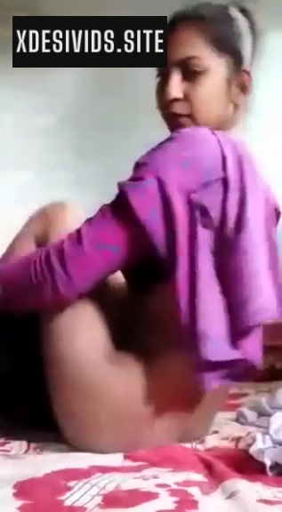 Girl Masturbating Her Pussy with a Brinjal