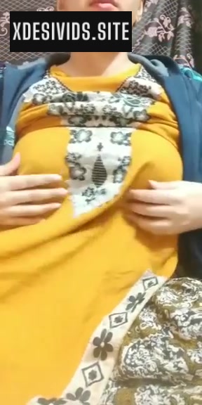 Hot Pakistani Girl Showing Her Big Boobs