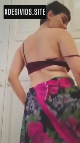 Bhabhi Dancing Seductively in Saree